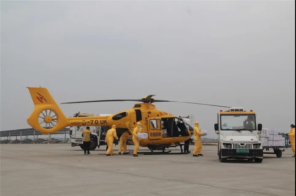 中国3044am永利集团航空救援飞行队正在转运物资